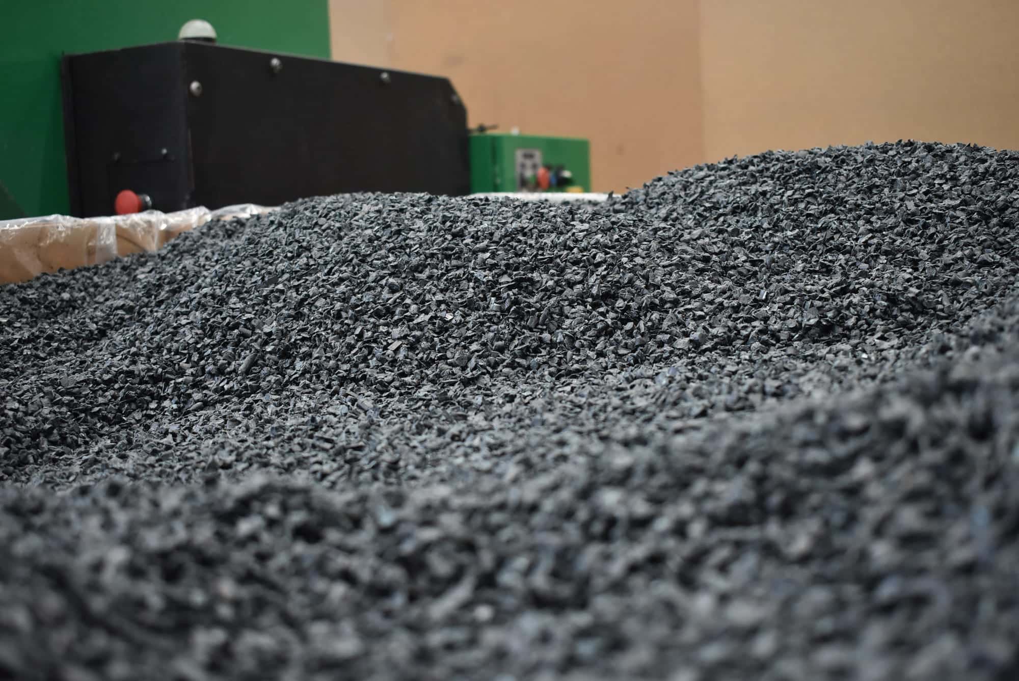 Material plástico ya molido acumulado junto al molino