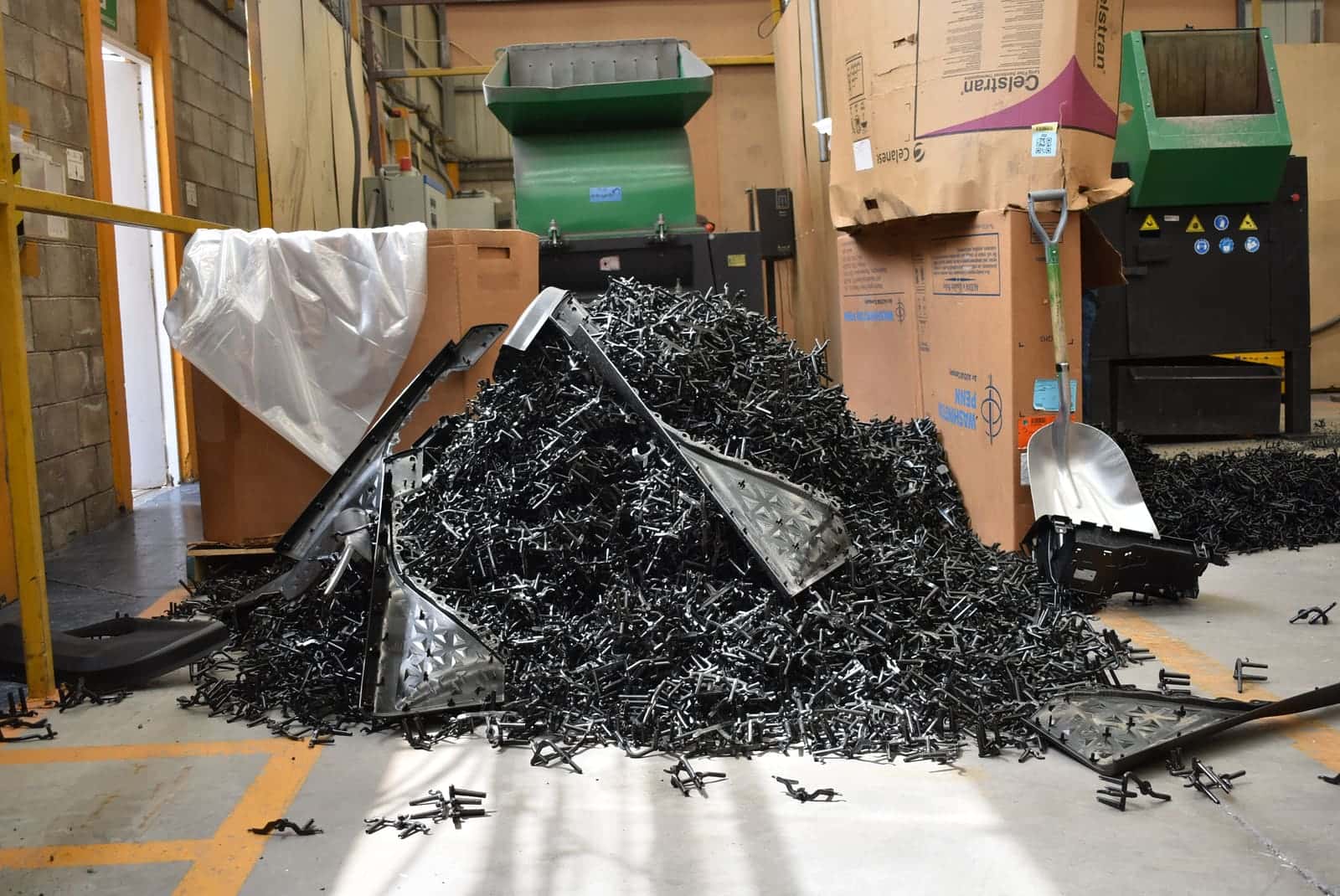 Scrap plástico negro frente al molino en la planta de PIMSA